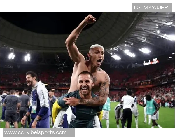 26岁退役热刺门将怀特曼成功转型为摄影师与电影导演展现文艺风采